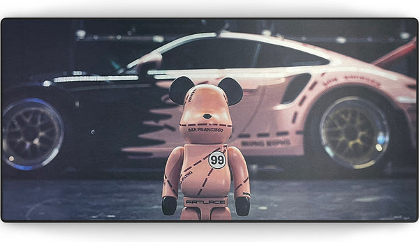 Muismat met roze raceauto en Bearbrick-figuur – Pink Racer Bear design